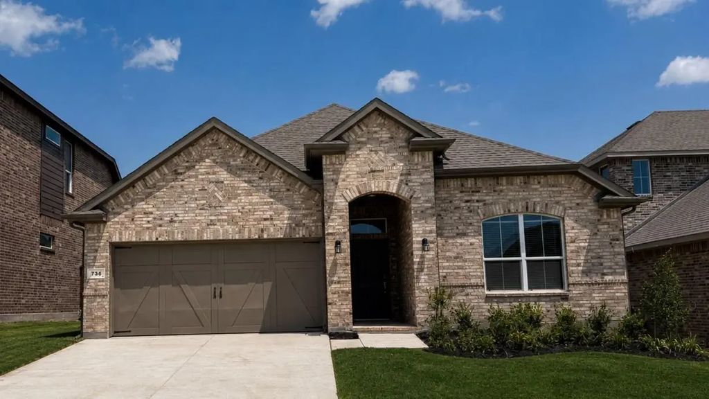 736 Soaring Hawk Drive, Fort Worth