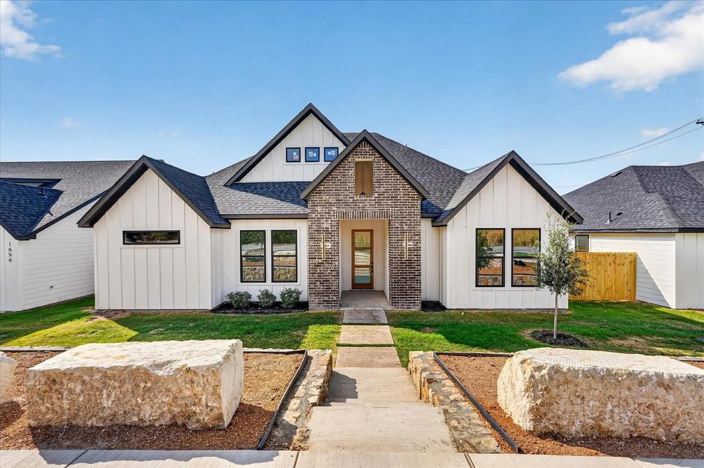 1660 W Wintergreen Road, Lancaster