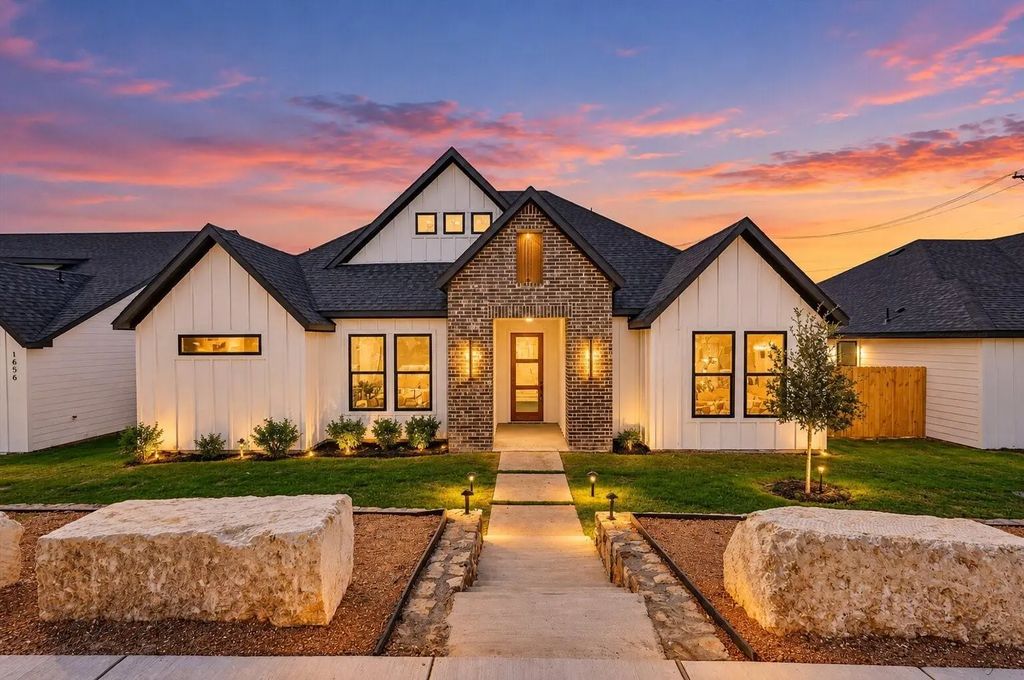 1660 W Wintergreen Road, Lancaster