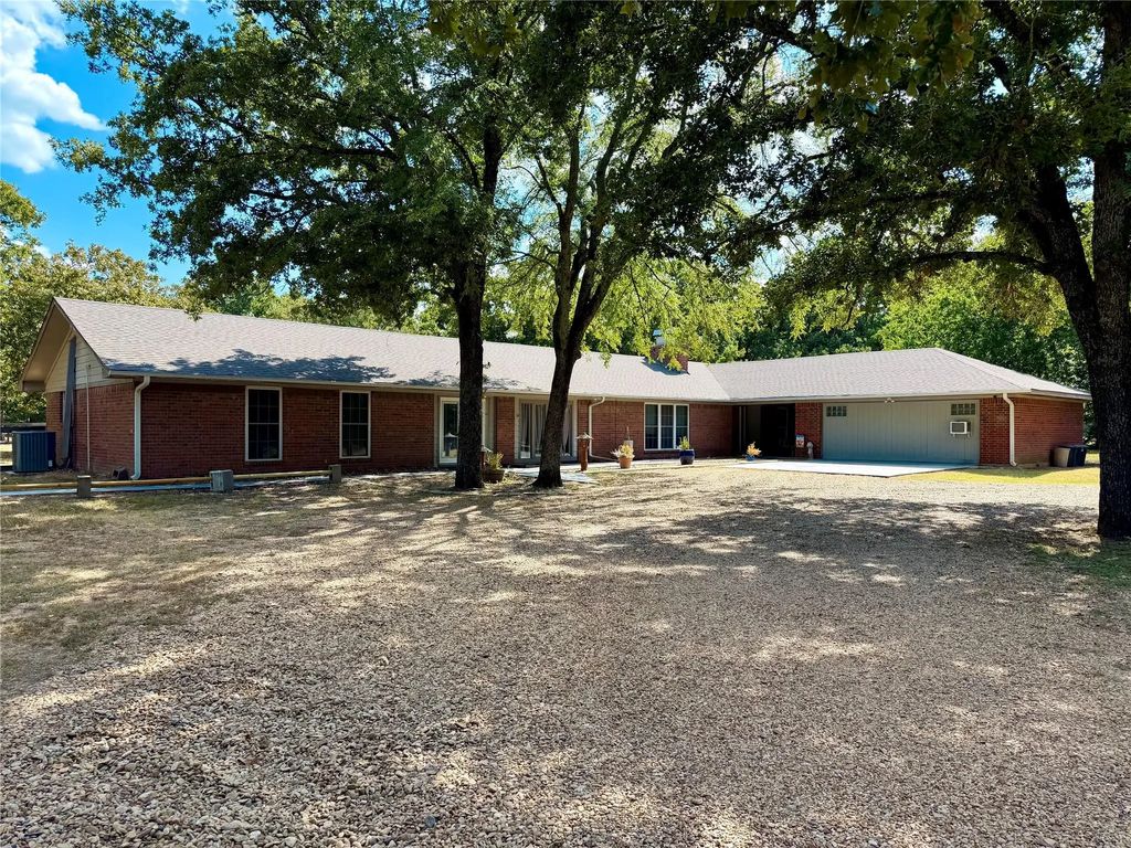 29029 County Road 2100, Kemp
