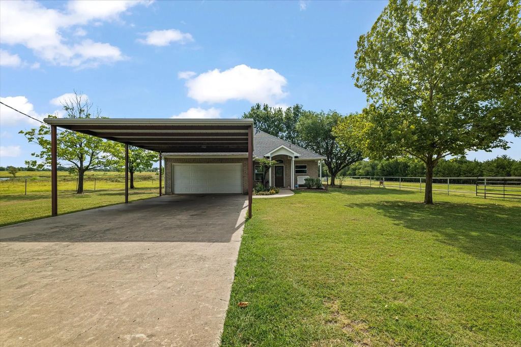 1172 County Road 3710, Leonard