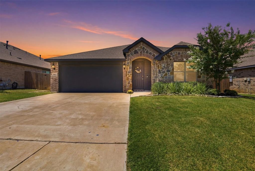1032 Fairfax Drive, Godley