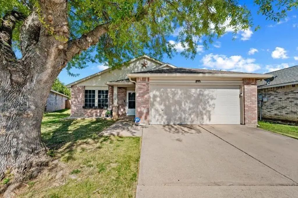 8721 Hunters Point Way, Fort Worth