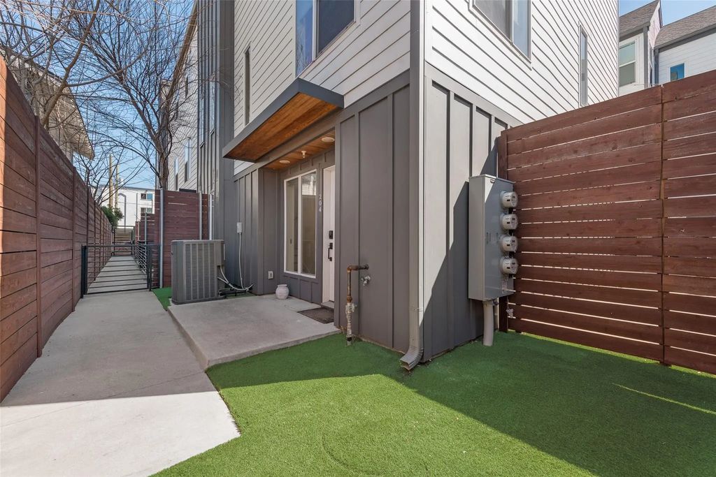 1505 N Garrett Avenue 204, Dallas