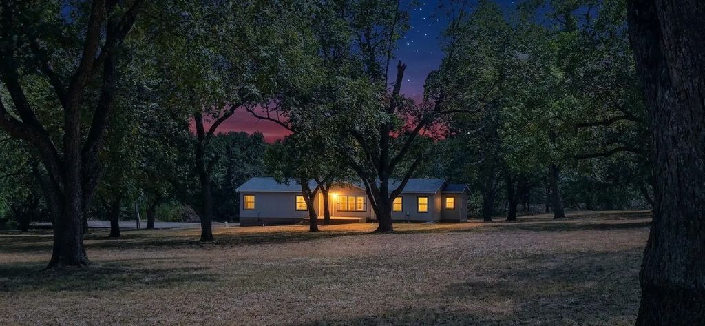 1210 E Texas Street, Denison
