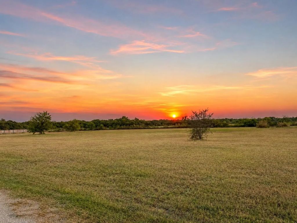 408 Weaver Creek Court, Lipan