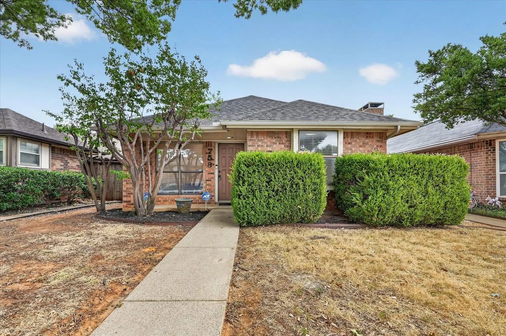 753 Red Oak Drive, Lewisville