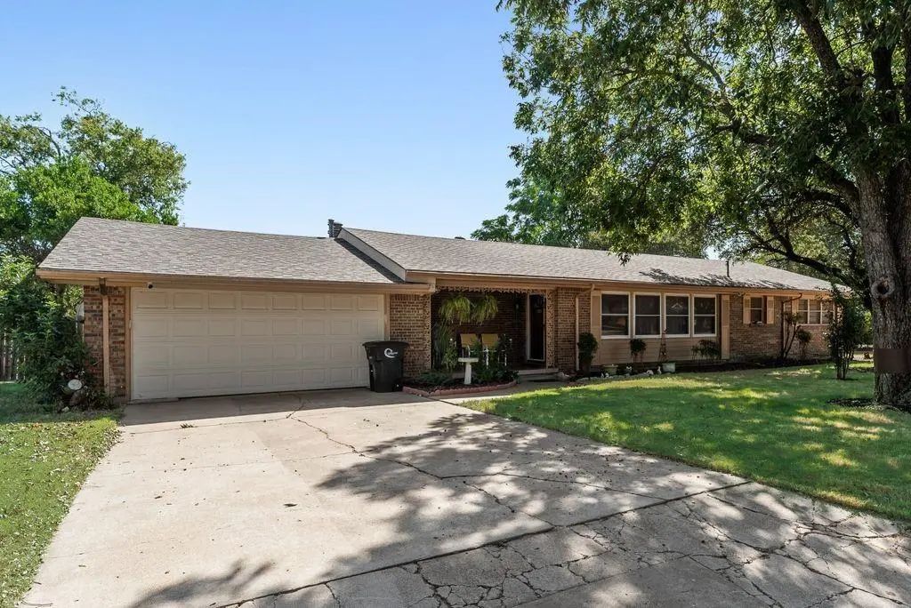 919 Surry Place Drive, Cleburne