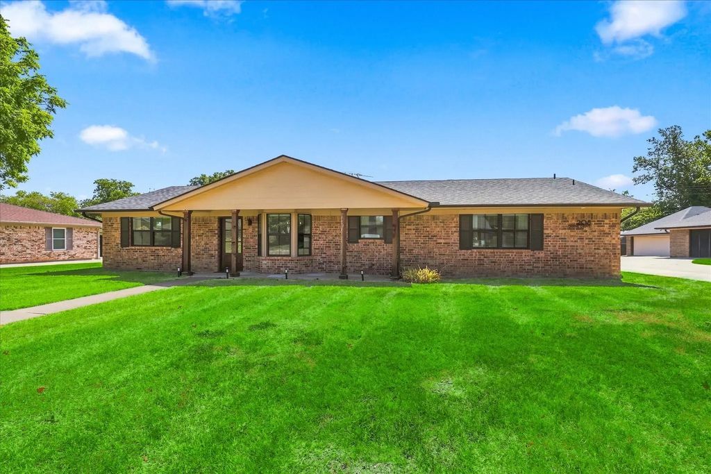 208 Diane Drive, Sanger
