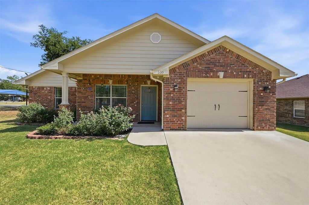 305 E Bonham, Tom Bean