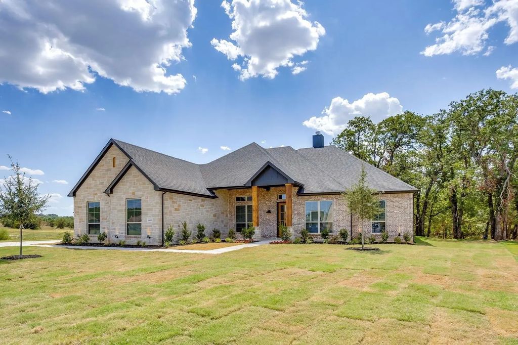 608 Tay Tay Way, Springtown