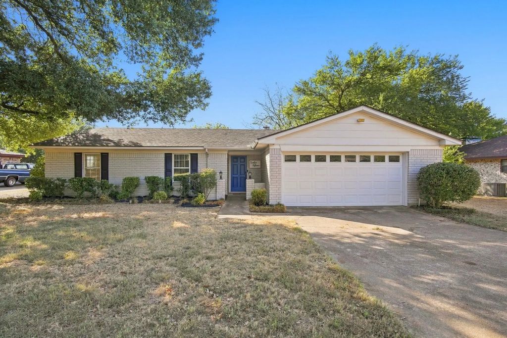 1215 Cindy Lane, Cleburne
