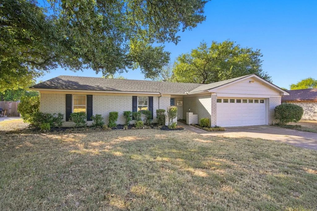 1215 Cindy Lane, Cleburne