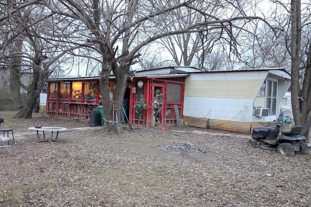 210 E 9th, Hooks