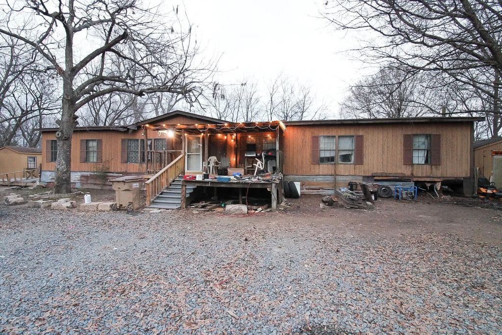 204 E 9th, Hooks