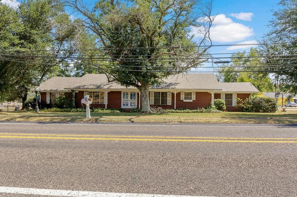 717 E First Street, Hughes Springs