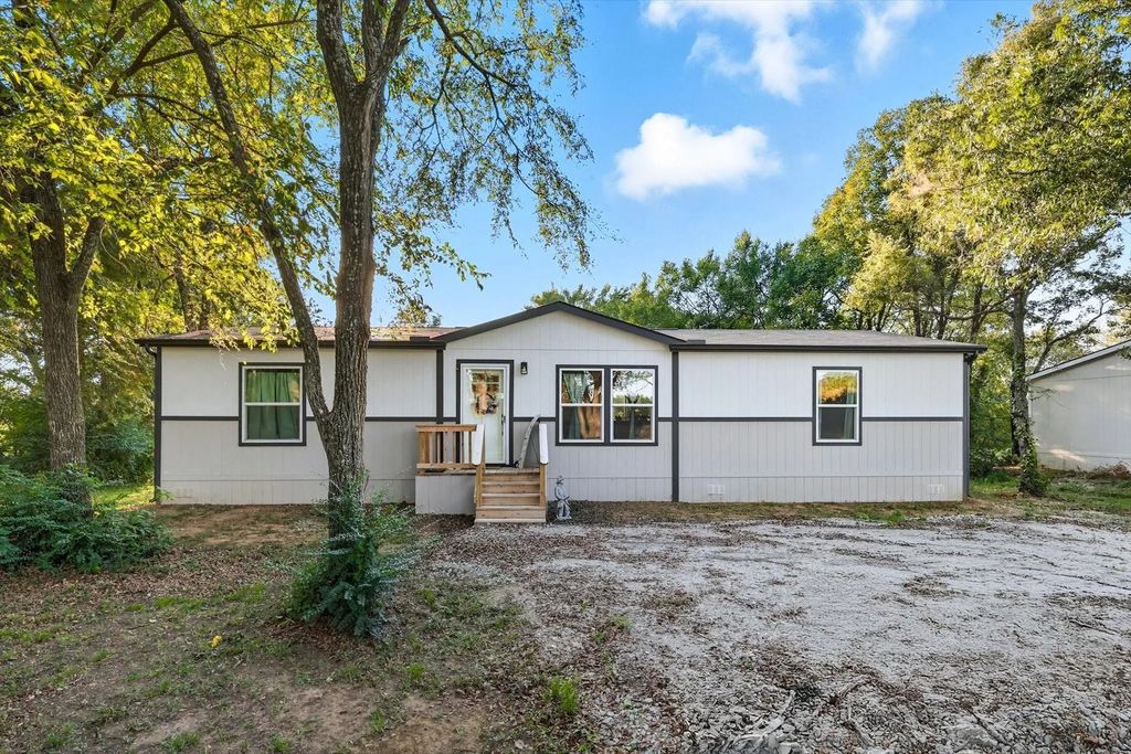 615 County Road 167, Whitesboro