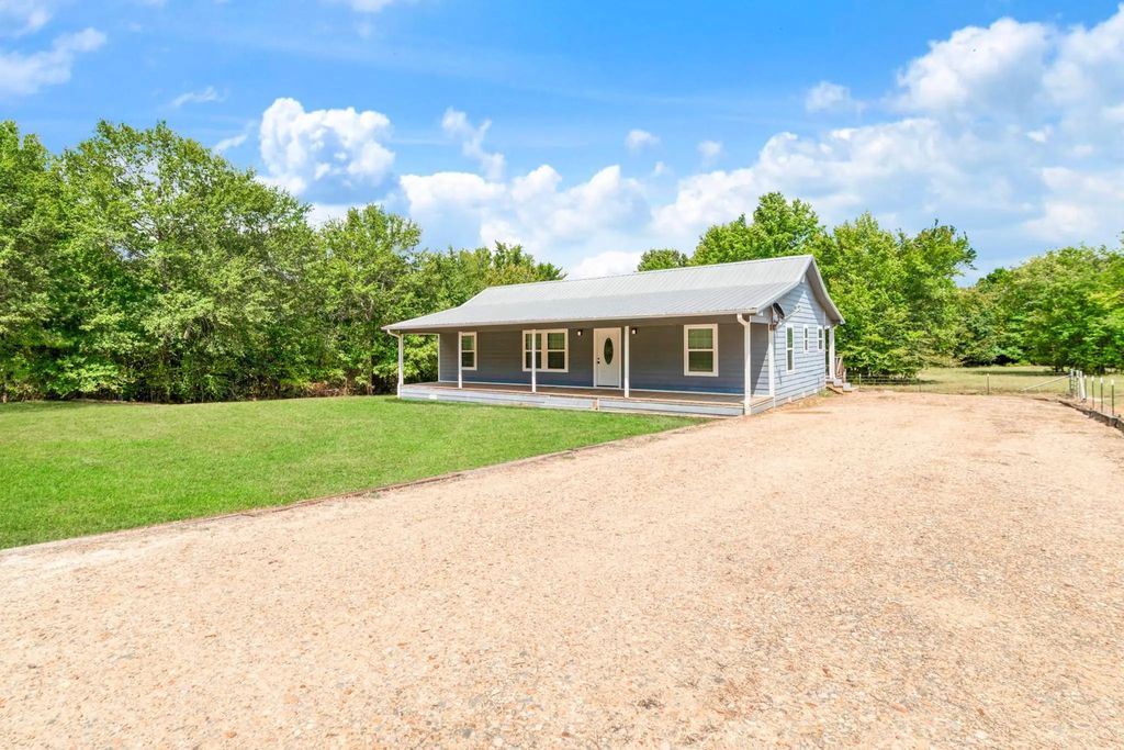 9006 County Road 43200, Powderly