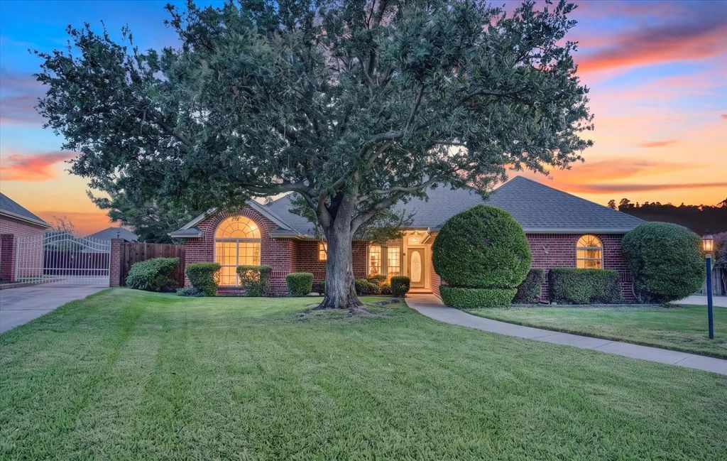 729 Bent Tree Court, Hurst