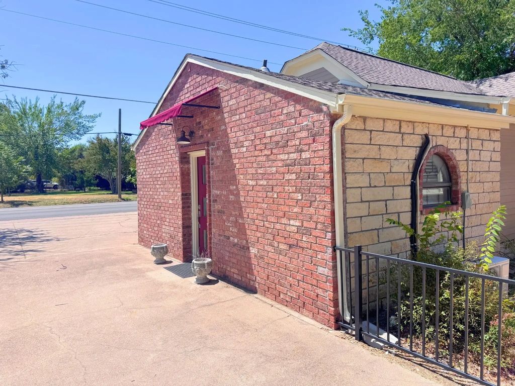 902 W Pearl Street, Granbury