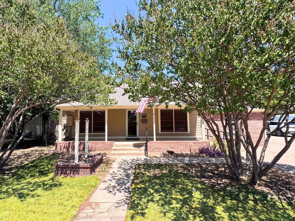902 W Pearl Street, Granbury