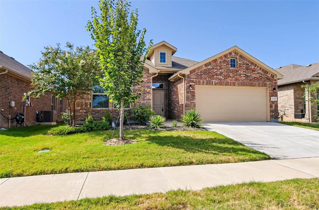 213 Mossy Cliff Lane, Fort Worth