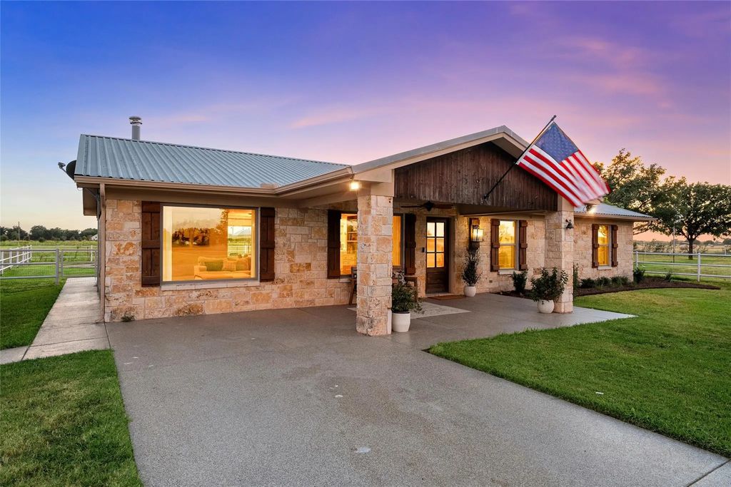 140 Angle Lane, Waco