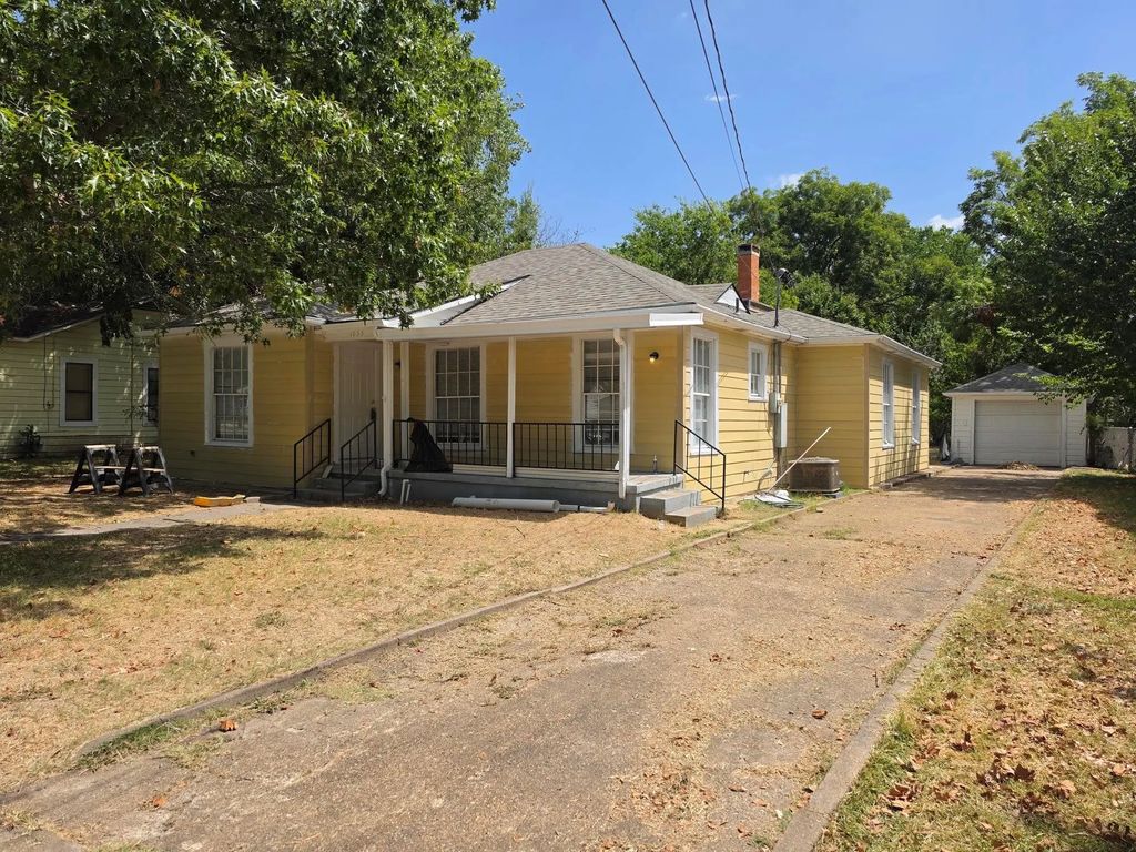 1033 Lockhart, Sherman