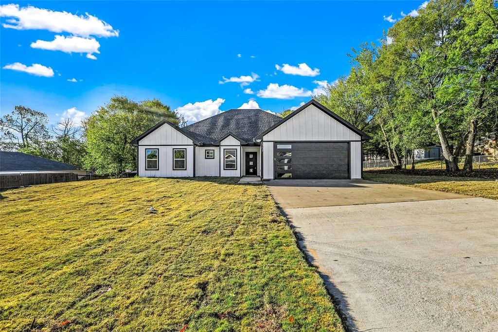 2708 Flora Lane, Denison