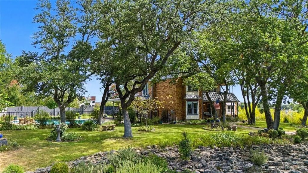 8941 Crest Wood Drive, Fort Worth