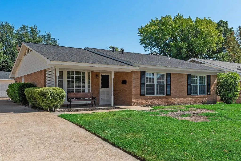 2833 Linden Lea, Irving