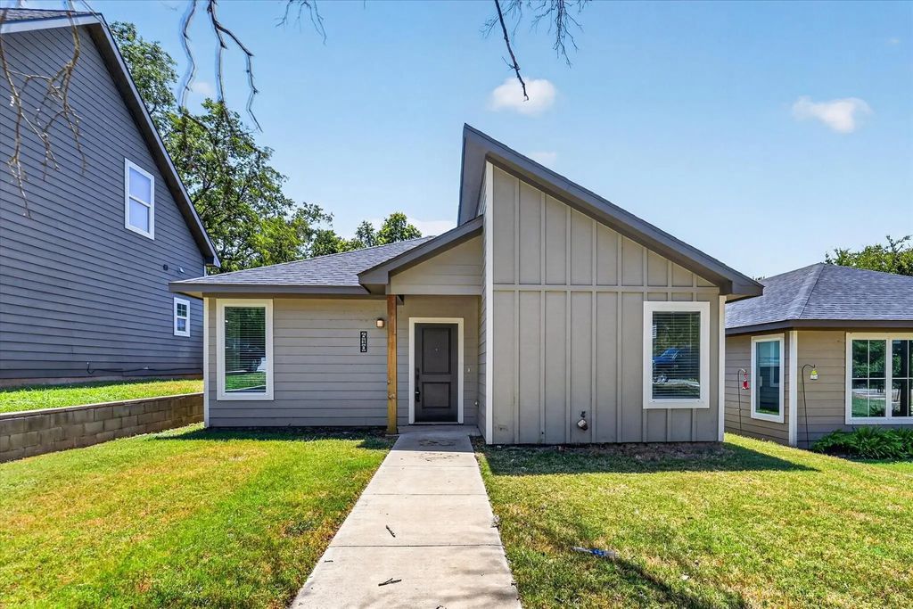 610 E Texas Street, Denison