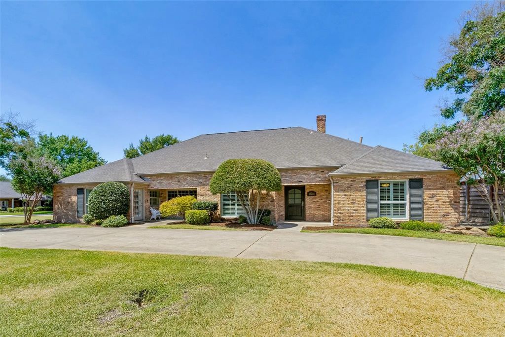 15305 Leavalley Drive, Dallas