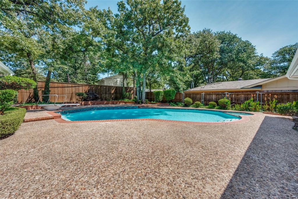 832 Wheelwood Drive, Hurst
