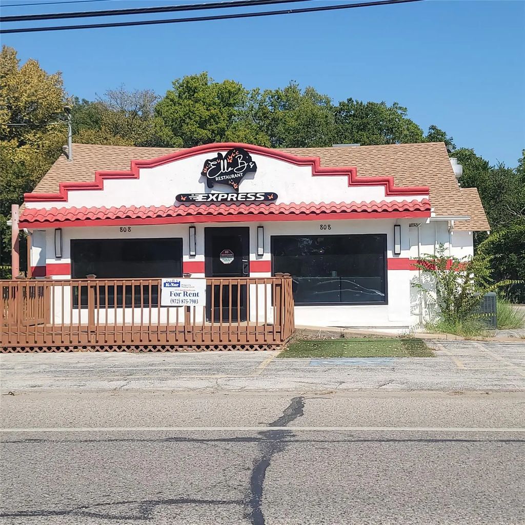 808 W Ennis Avenue, Ennis
