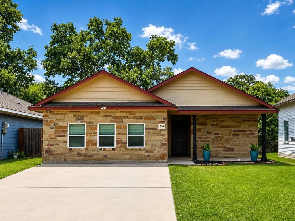 719 E 6th Street, Bonham