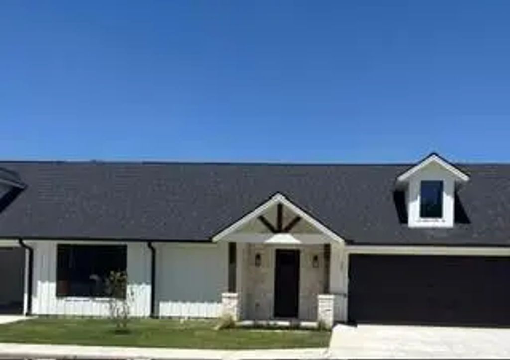 202 E Ewell Street, Granbury
