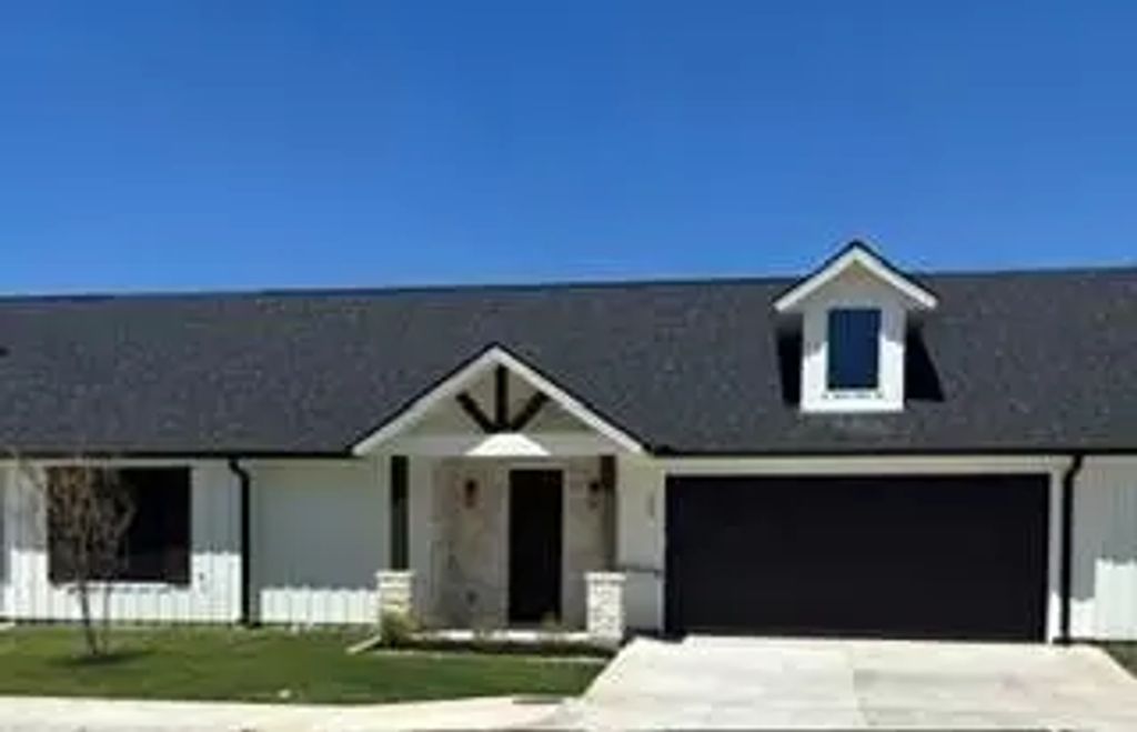 204 E Ewell Street, Granbury