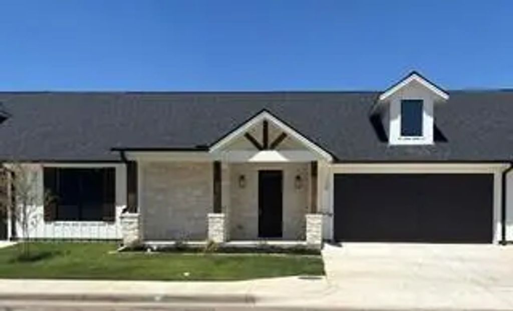 208 E Ewell Street, Granbury