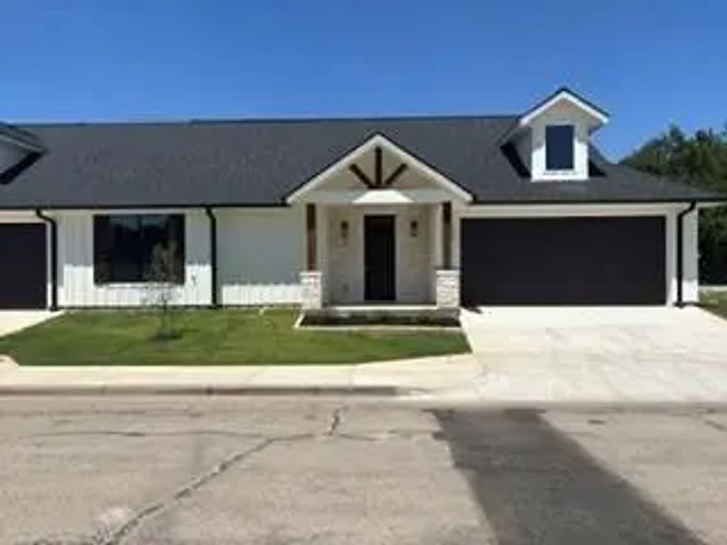 210 E Ewell Street, Granbury