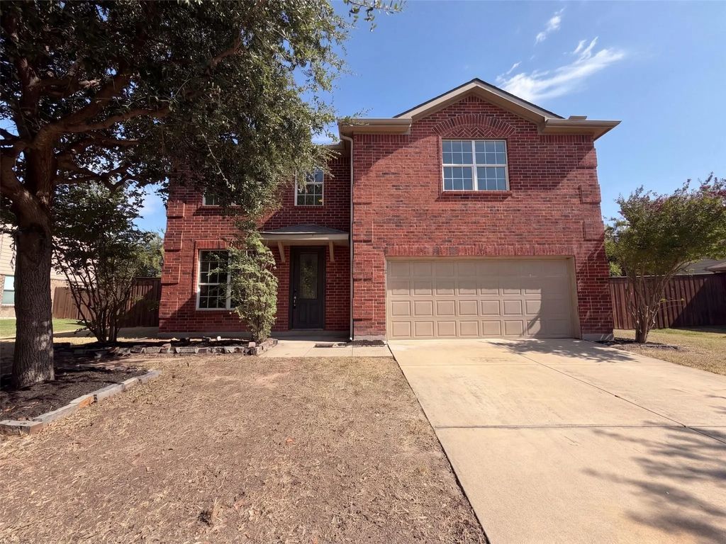 3933 Grizzly Hills Circle, Fort Worth