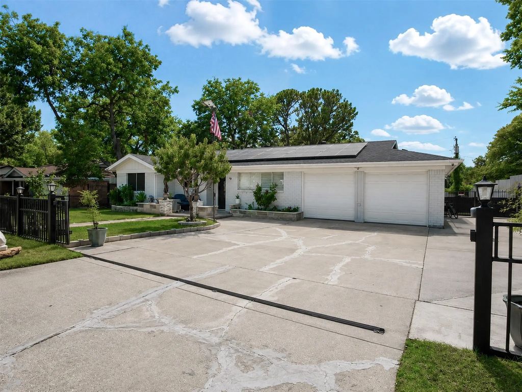 500 Oakwood Drive, Euless
