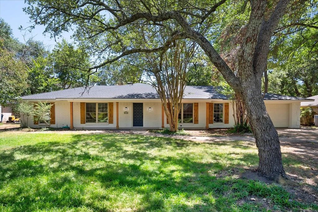 1003 Woodcastle Drive, Corsicana