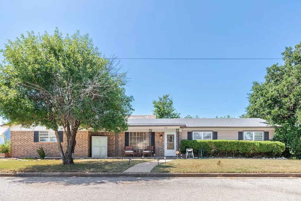 301 W 7th Street, Brady