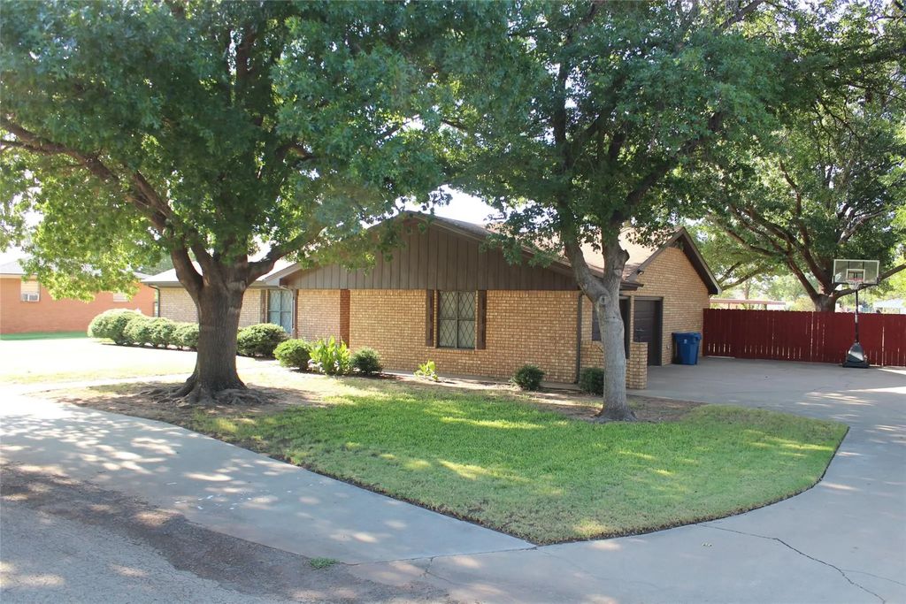 130 N L Street, Munday
