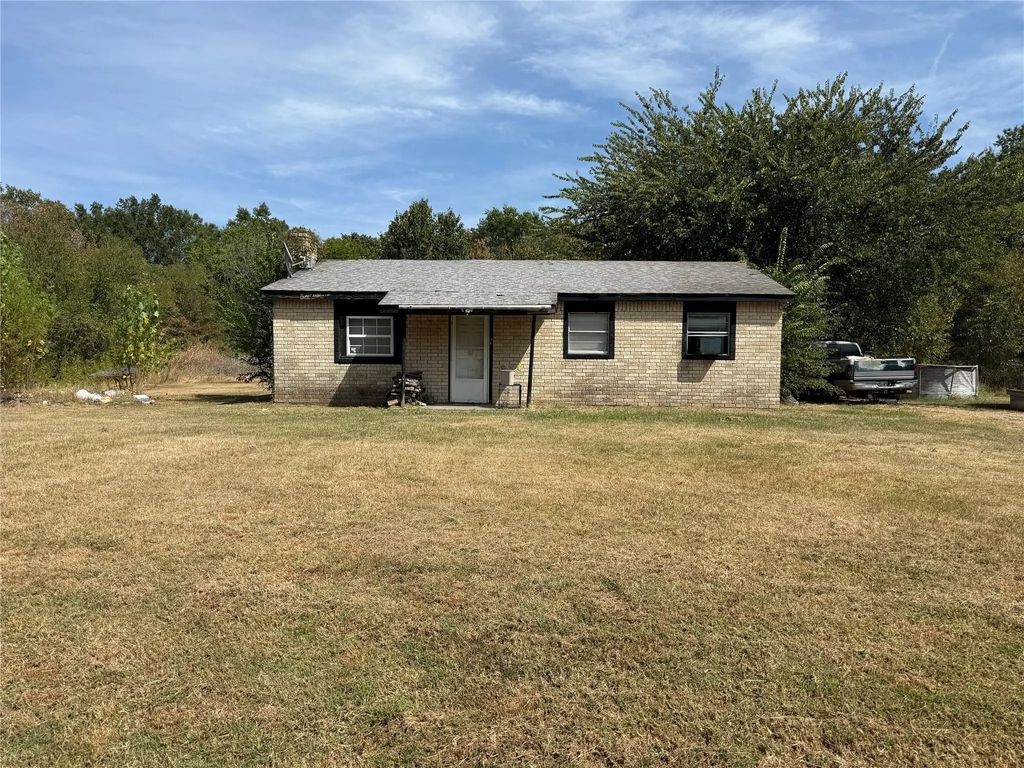 1526 County Road 35980, Arthur City