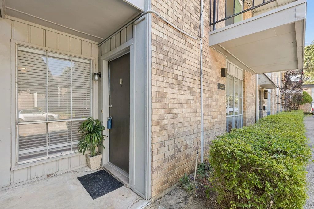 10240 Regal Oaks Drive B, Dallas