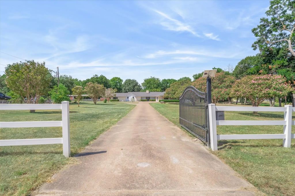 1609 E Farmers Road, Seagoville