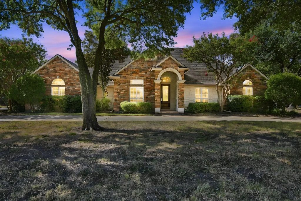 1212 N Creek Circle, Waxahachie