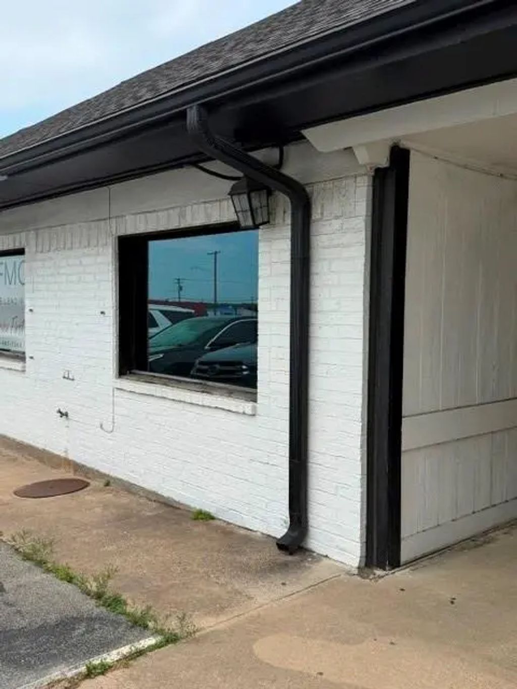 109 N Main 101, Godley